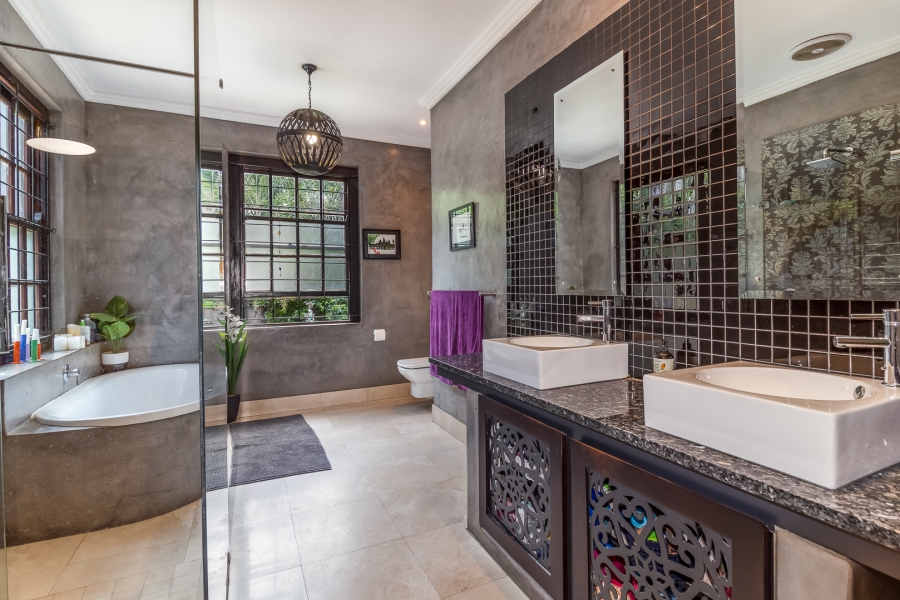 5 Bedroom Property for Sale in Hoog En Droog Western Cape